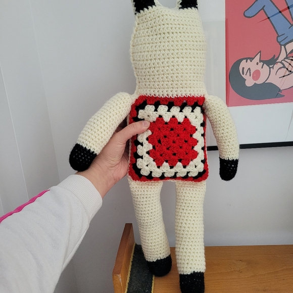 Hand crocheted cat plush toy with red heart - Picture 5 of 5